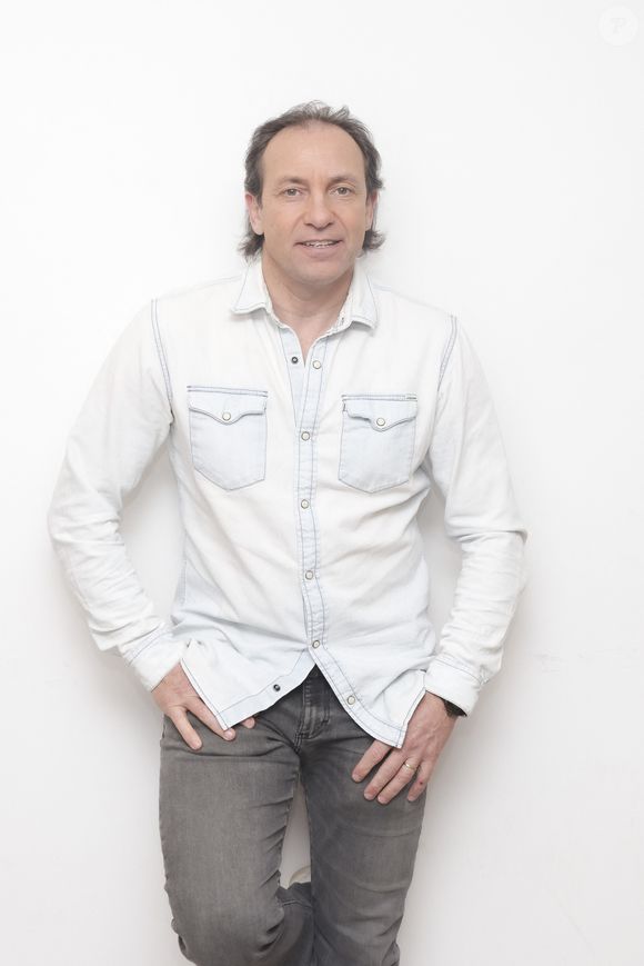 Des moments drôles qui ont marqué le public français mais qui ont parfois été jugés "sexistes" par certains téléspectateurs.

Exclusif - Philippe Candeloro pose en marge de sa venue à  l’émission « Face à Hanouna » présentée par C.Hanouna et diffusée sur C8 le 21 avril 2024, à Paris, France, le 18 avril 2024. © Jack Tribeca / Bestimage
