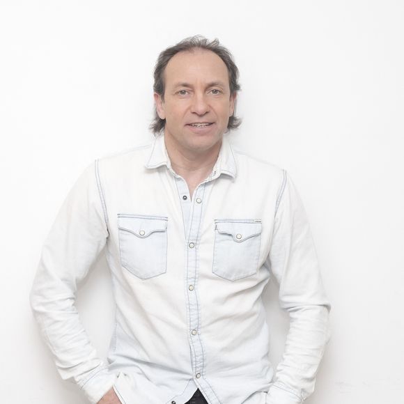 Des moments drôles qui ont marqué le public français mais qui ont parfois été jugés "sexistes" par certains téléspectateurs.

Exclusif - Philippe Candeloro pose en marge de sa venue à  l’émission « Face à Hanouna » présentée par C.Hanouna et diffusée sur C8 le 21 avril 2024, à Paris, France, le 18 avril 2024. © Jack Tribeca / Bestimage