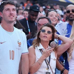 Dylan Deschamps, Claude Deschamps et Mathilde Cappelaere assistent au match opposant la France au Paraguay lors de la Coupe du monde de la FIFA à Philadelphie, le 4 juillet 2026. Photo de Charles Guerin/ABACAPRESS.COM