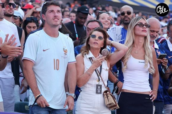 Dylan Deschamps, Claude Deschamps et Mathilde Cappelaere assistent au match opposant la France au Paraguay lors de la Coupe du monde de la FIFA à Philadelphie, le 4 juillet 2026. Photo de Charles Guerin/ABACAPRESS.COM