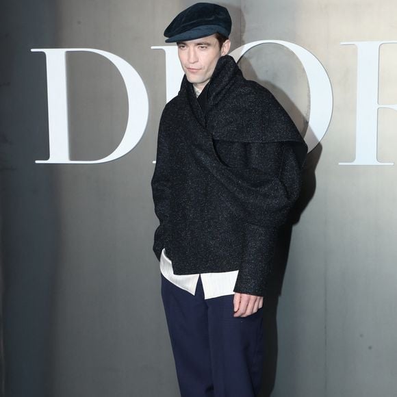 L'acteur de Twilight, âgé de 38 ans, a ensuite été rejoint par Joe Alwyn, l'ex-petit ami de Taylor Swift. 

Robert Pattinson  au photocall du défilé Dior Homme à l'École-Militaire lors de la semaine de la mode masculine automne/hiver 2025-2026 à Paris, France, le 24 janvier 2025. © Bertrand Rindoff/Bestimage