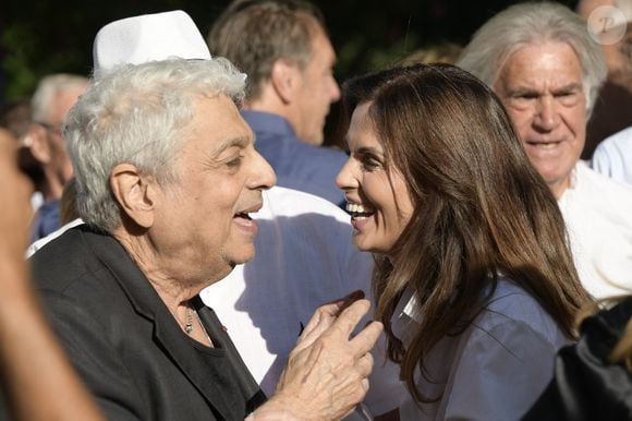 Émue, elle a préparé un discours touchant rappelant ses plus beaux moments et ses "nombreux étés tropéziens" avec le producteur.

Exclusif - Enrico Macias, Caroline Barclay - Personnalités à l'exposition photographique de Paris Match "Eddie Barclay — Saint-Tropez, le sens de la fête !" place Blanqui à Saint-Tropez le 11 juillet 2025.

© Sophie Louvet / Nice Matin / Bestimage