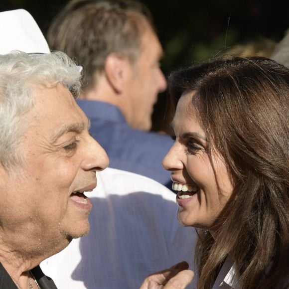 Émue, elle a préparé un discours touchant rappelant ses plus beaux moments et ses "nombreux étés tropéziens" avec le producteur.

Exclusif - Enrico Macias, Caroline Barclay - Personnalités à l'exposition photographique de Paris Match "Eddie Barclay — Saint-Tropez, le sens de la fête !" place Blanqui à Saint-Tropez le 11 juillet 2025.

© Sophie Louvet / Nice Matin / Bestimage