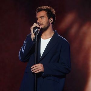 Qu'ils jugeaient responsables d'une vilaine chute lors d'un concert à Aubagne
Exclusif - Amir Haddad - Enregistrement de l'émission "Eternel Aznavour, le concert événement", diffusée le 18 octobre sur France 3
© Christophe Clovis-Cyril Moreau / Bestimage

Éternel Aznavour : le concert événement
Vendredi 18 octobre à 21.05 sur France 3 et sur france.tv
Logo de la plateforme france.tv
Logo France 3

Pour célébrer le centenaire de la naissance de l'une des plus grandes légendes de la chanson française et à l'occasion de la sortie du film Monsieur Aznavour, nous vous invitons à une soirée exceptionnelle autour de ses plus belles chansons.

Les plus grands artistes de la scène française lui rendent hommage au cours de cette soirée musicale. Entourés d’un orchestre composé de 22 musiciens, ils se succéderont pour interpréter ses plus grands succès, et témoigner de l’histoire d’amour qui les lie avec Charles Aznavour.

De "La Bohème" à "Emmenez-moi", en passant par "Hier encore" et "Je m’voyais déjà", chaque performance sera un hommage vibrant à l'homme qui a marqué des générations par ses textes profonds et sa voix inoubliable. Ce sera également l’occasion d’en apprendre plus sur cet homme pudique à travers des images d’archives rares issues de la collection privée de Charles Aznavour qui viendront ponctuer ce show.   

Ne manquez pas cette soirée inoubliable où la musique, l’émotion et la poésie seront au rendez-vous pour célébrer l'héritage artistique de Monsieur Charles Aznavour.