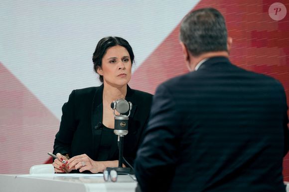 La fonction de maire, Apolline de Malherbe la connaît, puisque son grand-père et son père l’ont tous deux exercée. 

Le vice-président du RN et maire de Perpignan Louis Aliot est interviewé par la journaliste Apolline de Malherbe lors de son émission Face a Face sur BFM TV / RMC le 1er avril 2025 à Paris, France dans les locaux de BFM. Photo par Alexis Jumeau/ABACAPRESS.COM