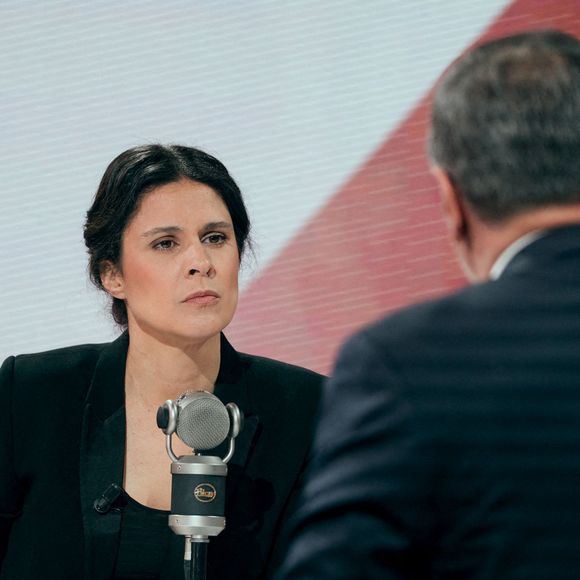 La fonction de maire, Apolline de Malherbe la connaît, puisque son grand-père et son père l’ont tous deux exercée. 

Le vice-président du RN et maire de Perpignan Louis Aliot est interviewé par la journaliste Apolline de Malherbe lors de son émission Face a Face sur BFM TV / RMC le 1er avril 2025 à Paris, France dans les locaux de BFM. Photo par Alexis Jumeau/ABACAPRESS.COM