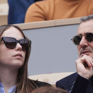 Elie Semoun et sa compagne Aude Fraineau dans les tribunes au même moment dans les tribunes des Internationaux de France de tennis de Roland Garros 2024 à Paris, France, le 2 juin 2024. © Jacovides-Moreau/Bestimage