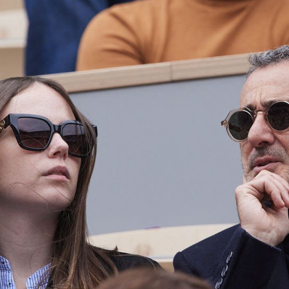 Elie Semoun et sa compagne Aude Fraineau dans les tribunes au même moment dans les tribunes des Internationaux de France de tennis de Roland Garros 2024 à Paris, France, le 2 juin 2024. © Jacovides-Moreau/Bestimage