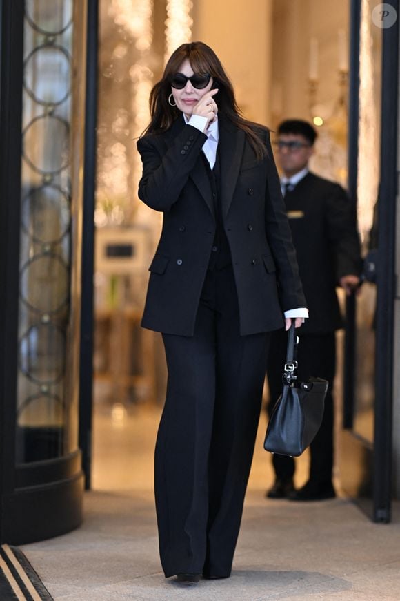 Monica Bellucci à la sortie de son hôtel lors de la Fashion Week de Milan (MLFW), le 25 février 2026.
© Yehiel Chekroune/Bestimage