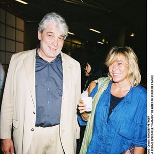 "Je ne pense pas être le plus laid des mecs de mon âge. Certes, je me trouve trop gros, parce que je bouffe trop et que je ne fume plus. Je bois beaucoup moins qu'avant mais je m'accorde encore quelques verres de vin rouge."

Jacques Weber et sa femme au spectacle Carmen de Bizet en 2003 @BERTRAND RINDOFF PETROFF / BESTIMAGE