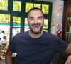 "Lorsque je suis arrivé à Paris, jeune cuisinier aveyronnais, j’avais envoyé un CV chez Senderens, au Lucas Carton, en même temps que chez Passard et Gagnaire. C’est Passard qui m’a pris, mais j’ai toujours rêvé de travailler dans cette maison. Un temple de la gastronomie, comme on dit. Vingt-cinq ans plus tard, voilà qu’on frappe à ma porte."

Exclusif - Cyril Lignac - Séance de dédicaces "Les plumes de Ramatuelle" au café de l'Ormeau en marge du 41ème Festival de Ramatuelle le 7 aout 2025. © Cyril Bruneau / Festival de Ramatuelle / Bestimage