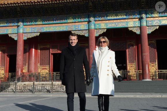 Le président de la République Emmanuel Macron et sa femme la Première dame Brigitte Macron (Trogneux) (manteau Olivier Rousteing pour Balmain) - Le président de la République et sa femme la Première dame visitent la Cité interdite avec des élèves de l’établissement français Charles de Gaulle de Pékin et d’une école chinoise à Pékin lors de la visite d'Etat de trois jours en Chine, le 9 janvier 2018. © Jacques Witt/Pool/Bestimage