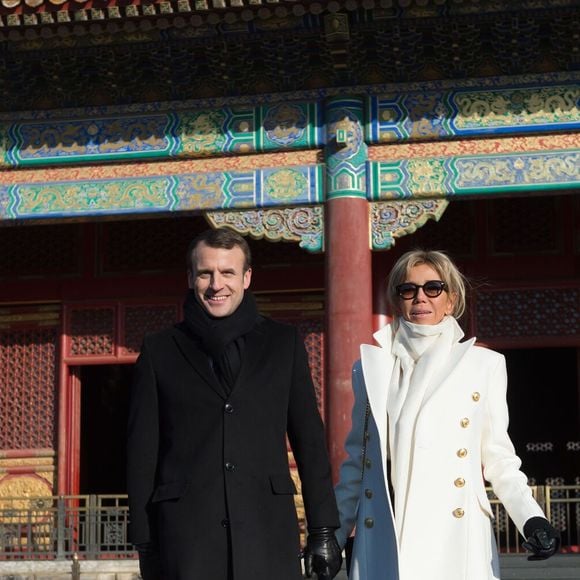 Le président de la République Emmanuel Macron et sa femme la Première dame Brigitte Macron (Trogneux) (manteau Olivier Rousteing pour Balmain) - Le président de la République et sa femme la Première dame visitent la Cité interdite avec des élèves de l’établissement français Charles de Gaulle de Pékin et d’une école chinoise à Pékin lors de la visite d'Etat de trois jours en Chine, le 9 janvier 2018. © Jacques Witt/Pool/Bestimage