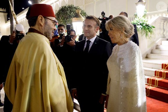 Le Roi Mohammed VI du Maroc (G) accueille le Président français Emmanuel Macron (C) et son épouse Brigitte Macron (D) à leur arrivée au Palais Royal pour un dîner d'Etat à Rabat le 29 octobre 2024, dans le cadre d'une visite d'Etat de trois jours du Président français au Maroc. © Ludovic Marin/Pool/Bestimage