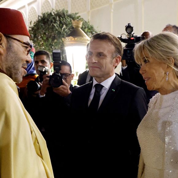 Le Roi Mohammed VI du Maroc (G) accueille le Président français Emmanuel Macron (C) et son épouse Brigitte Macron (D) à leur arrivée au Palais Royal pour un dîner d'Etat à Rabat le 29 octobre 2024, dans le cadre d'une visite d'Etat de trois jours du Président français au Maroc. © Ludovic Marin/Pool/Bestimage