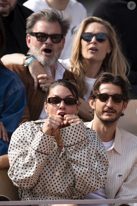 Amusé, il répond à la question : "Est-ce que la fidélité existe encore en 2021 ?" par un sourire : "Je n’espère pas."

Clovis Cornillac et sa femme Lilou Fogli, Pierre Niney, sa compagne Natasha Andrews en tribunes lors de la finale messieurs des Internationaux de France de Tennis de Roland Garros 2025 (jour 15), à Paris, France, le 8 juin 2025. © Cyril Moreau/Bestimage
