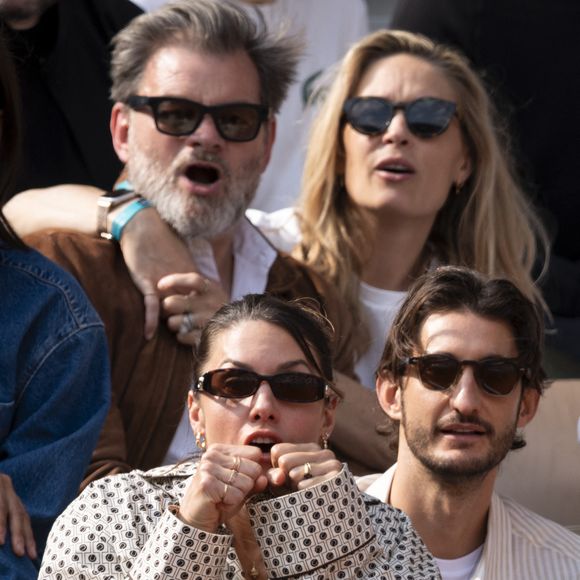 Amusé, il répond à la question : "Est-ce que la fidélité existe encore en 2021 ?" par un sourire : "Je n’espère pas."

Clovis Cornillac et sa femme Lilou Fogli, Pierre Niney, sa compagne Natasha Andrews en tribunes lors de la finale messieurs des Internationaux de France de Tennis de Roland Garros 2025 (jour 15), à Paris, France, le 8 juin 2025. © Cyril Moreau/Bestimage