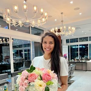 Après avoir vendu sa marque de cosmétiques, elle s'épanouit aujourd'hui en tant que "flower designer".
Chloé Mortaud partage des instants de sa nouvelle vie à Los Angeles mari sur Instagram.