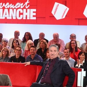 Simon Abkarian, Antonin Baudry et Michel Drucker lors de l'enregistrement de l'émission Vivement dimanche édition spéciale intitulée 'Général de Gaulle' au studio Rive gauche, présentée par M.Drucker et diffusée le 11 octobre sur France 3, à Paris, France, le 30 septembre 2026. © Guillaume Gaffiot/Bestimage