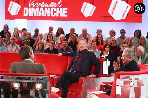 Simon Abkarian, Antonin Baudry et Michel Drucker lors de l'enregistrement de l'émission Vivement dimanche édition spéciale intitulée 'Général de Gaulle' au studio Rive gauche, présentée par M.Drucker et diffusée le 11 octobre sur France 3, à Paris, France, le 30 septembre 2026. © Guillaume Gaffiot/Bestimage