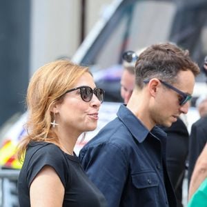 La plainte vise France Télévisions, ainsi que les deux coproducteurs de l’émission, Winter Productions d’Hugo Clément et Régis Lamanna-Rodat et Marinca Prod de Léa Salamé. 

Léa Salamé et Hugo Clément - Arrivées aux obsèques de Thierry Ardisson en l’église Saint-Roch de Paris, France, le 17 juillet 2025. © Clovis-Jacovides/Bestimage