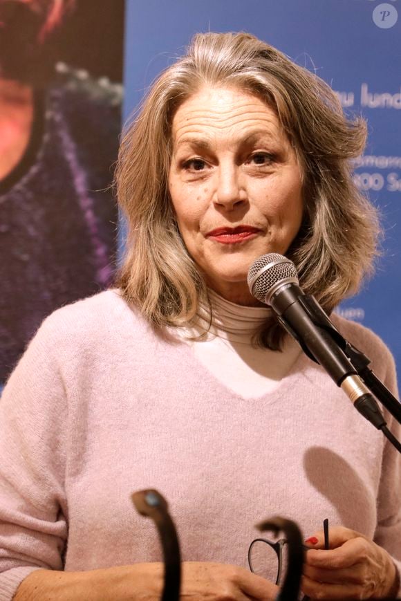 Lio s'était confiée avec émotion à propos de ce schéma familial, le 22 mai 2022, sur France Inter. "Ils vont bien, expliquait-elle. Ça a été si dur pendant beaucoup, beaucoup, beaucoup d'années... Ils n'allaient pas bien. J'étais tous les jours confrontée à leur énorme souffrance."

Exclusif - Lio lors de l'exposition "Ode à l'art féminin" à la galerie Amarrage à Saint-Ouen. Le 2 mars 2023. © Cédric Perrin / Bestimage