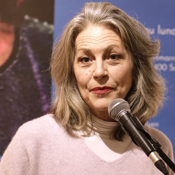 Lio s'était confiée avec émotion à propos de ce schéma familial, le 22 mai 2022, sur France Inter. "Ils vont bien, expliquait-elle. Ça a été si dur pendant beaucoup, beaucoup, beaucoup d'années... Ils n'allaient pas bien. J'étais tous les jours confrontée à leur énorme souffrance."

Exclusif - Lio lors de l'exposition "Ode à l'art féminin" à la galerie Amarrage à Saint-Ouen. Le 2 mars 2023. © Cédric Perrin / Bestimage