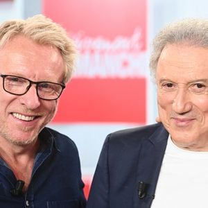 Jérome Pitorin et Michel Drucker lors de l'enregistrement de l'émission Vivement dimanche spéciale Voyages au studio Rive gauche, présentée par M.Drucker, diffusée sur France 3 le 28 juin 2026, à Paris, France, le 28 mai 2026. © Guillaume Gaffiot/Bestimage