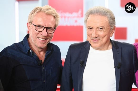Jérome Pitorin et Michel Drucker lors de l'enregistrement de l'émission Vivement dimanche spéciale Voyages au studio Rive gauche, présentée par M.Drucker, diffusée sur France 3 le 28 juin 2026, à Paris, France, le 28 mai 2026. © Guillaume Gaffiot/Bestimage