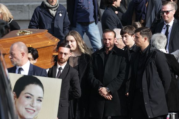 La fille d'Emilie Dequenne, Milla Savarese, Michel Ferracci et son fils Enzo et Mael lors des funérailles de l'actrice belge Emilie Dequenne au crématorium du cimetière du Père Lachaise à Paris, France, le 26 mars 2025. Emilie Dequenne, qui avait remporté le prix de la meilleure actrice au Festival de Cannes en 1999 pour son premier rôle dans le film Rosetta des Dardenne, est décédée à l'âge de 43 ans des suites d'un cancer rare des glandes surrénales. Photo by Nasser Berzane/ABACAPRESS.COM