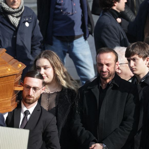 La fille d'Emilie Dequenne, Milla Savarese, Michel Ferracci et son fils Enzo et Mael lors des funérailles de l'actrice belge Emilie Dequenne au crématorium du cimetière du Père Lachaise à Paris, France, le 26 mars 2025. Emilie Dequenne, qui avait remporté le prix de la meilleure actrice au Festival de Cannes en 1999 pour son premier rôle dans le film Rosetta des Dardenne, est décédée à l'âge de 43 ans des suites d'un cancer rare des glandes surrénales. Photo by Nasser Berzane/ABACAPRESS.COM