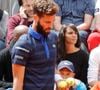 Leur histoire n'a pas tenu, au grand dam de Benoît Paire qui a eu du mal à se remettre de cette rupture.
La chanteuse Shy'm et son père regardent son petit ami, le Français Benoît Paire, lors du deuxième tour des Internationaux de France de tennis BNP Paribas 2016 au stade Roland-Garros, Paris, France, le 25 mai 2016. Photo Henri Szwarc/ABACAPRESS.COM