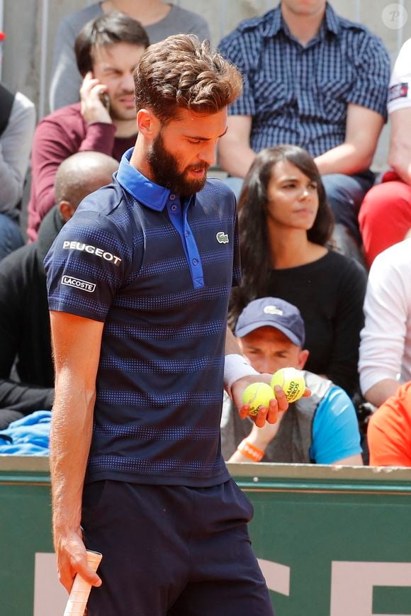 Leur histoire n'a pas tenu, au grand dam de Benoît Paire qui a eu du mal à se remettre de cette rupture.
La chanteuse Shy'm et son père regardent son petit ami, le Français Benoît Paire, lors du deuxième tour des Internationaux de France de tennis BNP Paribas 2016 au stade Roland-Garros, Paris, France, le 25 mai 2016. Photo Henri Szwarc/ABACAPRESS.COM