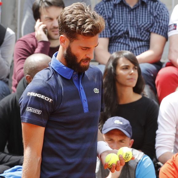 Leur histoire n'a pas tenu, au grand dam de Benoît Paire qui a eu du mal à se remettre de cette rupture.
La chanteuse Shy'm et son père regardent son petit ami, le Français Benoît Paire, lors du deuxième tour des Internationaux de France de tennis BNP Paribas 2016 au stade Roland-Garros, Paris, France, le 25 mai 2016. Photo Henri Szwarc/ABACAPRESS.COM