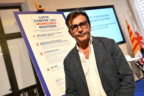 Christian Estrosi, le maire de Nice, et Yannick Alleno, le chef de cuisine étoilé endeuillé par la mort de son fils Antoine, tué par un chauffaurd, ont signé, à la mairie de Nice, le 13 septembre 2024, une convention de partenariat avec l'association Antoine Alleno pour accompagner les familles des victimes des violences routières. 
 © Bruno Bebert/bestimage