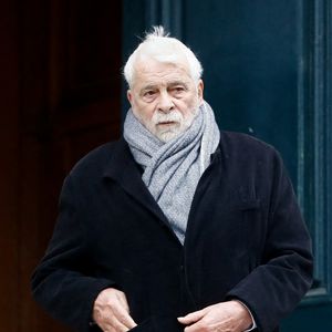Il poursuit : "Je ne respire pas bien et surtout j’ai des quintes de toux terribles qui m’empêche de jouer. Ça peut arriver n’importe quand, n’importe comment" 

Jacques Weber - Sorties des obsèques de Niels Arestrup à l'Église Saint-Roch à Paris. Le 10 décembre 2024
© Christophe Clovis / Bestimage