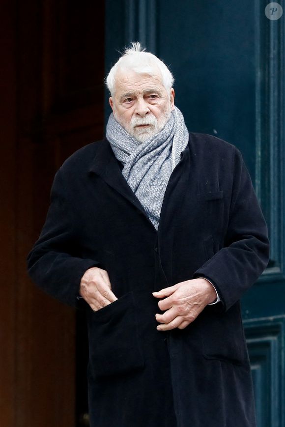Il poursuit : "Je ne respire pas bien et surtout j’ai des quintes de toux terribles qui m’empêche de jouer. Ça peut arriver n’importe quand, n’importe comment" 

Jacques Weber - Sorties des obsèques de Niels Arestrup à l'Église Saint-Roch à Paris. Le 10 décembre 2024
© Christophe Clovis / Bestimage