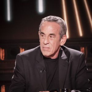 Il y a vingt ans, Thierry Ardisson posait dans un cercueil pour "Paris Match", une mise en scène soigneusement orchestrée alors qu’il s’apprêtait à publier "Confessions d’un baby-boomer".

Exclusif - Thierry Ardisson - Enregistrement de l'émission "On Est En Direct (OEED)", présentée par L.Ruquier et L.Salamé, et diffusée en direct le 30 avril sur France 2
© Jack Tribeca / Bestimage