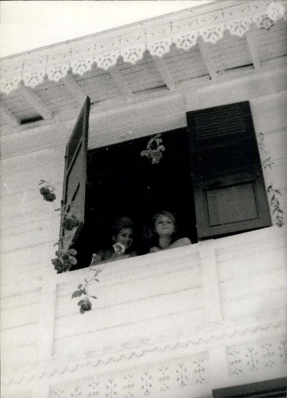 Sa sœur Mijanou a pris la parole pour l'occasion

18 juin 1959 - Brigitte Bardot se marie.. : La célèbre star française Brigitte Bardot a épousé l'acteur français Jacques Charrier à Louveciennes près de Paris aujourd'hui. Après la cérémonie, une foule de photographes s'est rendue à la maison des Bardot pour photographier le jeune couple. La photo montre Maggy Martini, la cascadeuse de B.B. (à gauche) et Mijanou, la sœur de B.B., qui lancent des fleurs aux photographes depuis une fenêtre.  (Crédit photo : Keystone USA Collection / Bestimage)