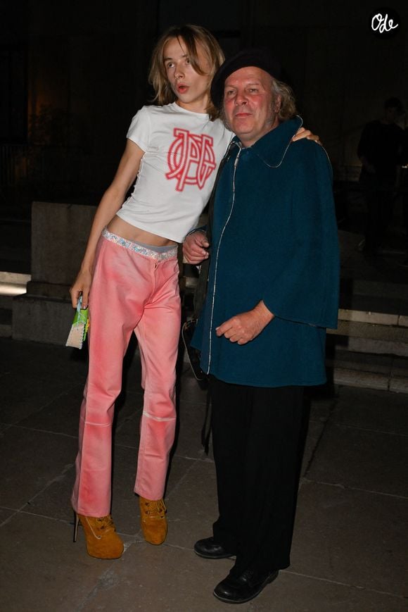 Le chanteur est particulièrement heureux de voir son fils s’épanouir dans la mode, un domaine qui le passionne. 

Billy Blanchard et Philippe Katerine à leur arrivée au défilé de Jean Paul Gaultier lors de la Fashion Week de Paris, à Paris, en France, le 4 octobre 2026. Photo de Julien Reynaud/APS-Medias/ABACAPRESS.COM