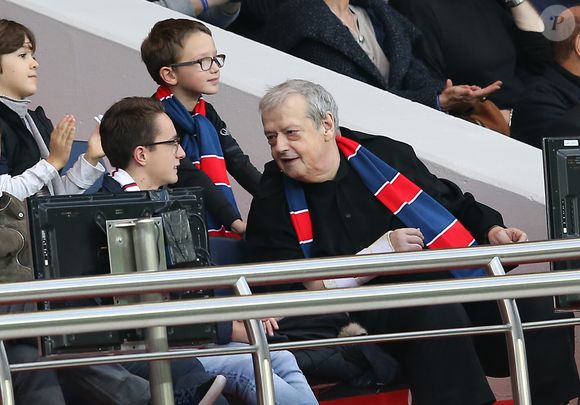 Guy carlier et son fils Antoine - People au match de football PSG-Toulouse au parc des princes le 7 novembre 2015. Victoire du PSG 5 à 0. Merci de flouter le visage des enfants avant publication.