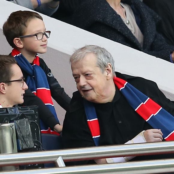 Guy carlier et son fils Antoine - People au match de football PSG-Toulouse au parc des princes le 7 novembre 2015. Victoire du PSG 5 à 0. Merci de flouter le visage des enfants avant publication.