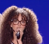 Elle s'accompagne d'un looper pour créer ses arrangements en direct.

Amel sur le plateau de la "Star Academy" TF1