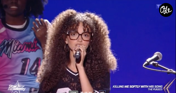 Elle s'accompagne d'un looper pour créer ses arrangements en direct.

Amel sur le plateau de la "Star Academy" TF1