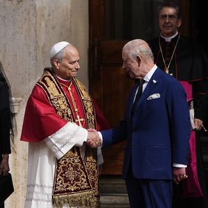 Le roi Charles III d'Angleterre et Camilla Parker Bowles, reine consort d'Angleterre, quittent le pape Léon XIV après avoir assisté au service œcuménique dans la chapelle Sixtine au Vatican, le 23 octobre 2025. Photo par PA Photo/ Bestimage
