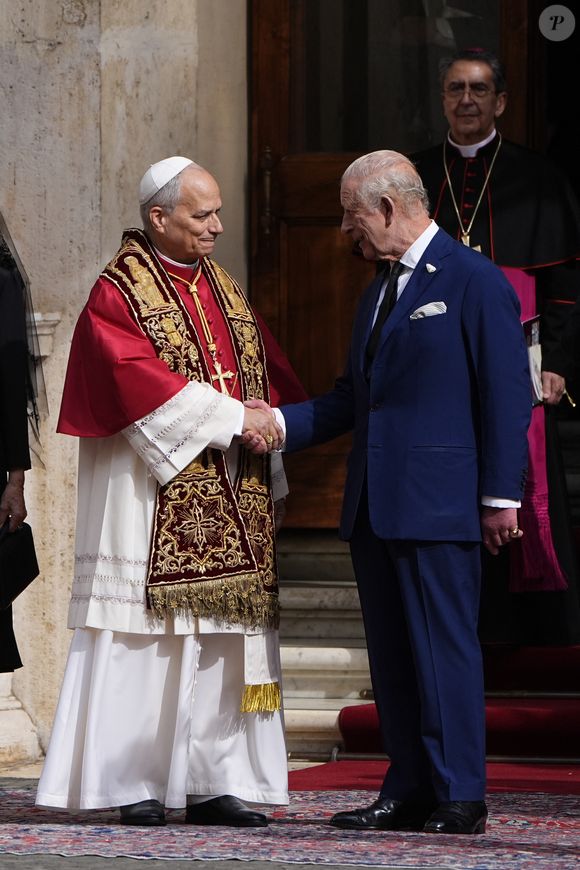 Le roi Charles III d'Angleterre et Camilla Parker Bowles, reine consort d'Angleterre, quittent le pape Léon XIV après avoir assisté au service œcuménique dans la chapelle Sixtine au Vatican, le 23 octobre 2025. Photo par PA Photo/ Bestimage