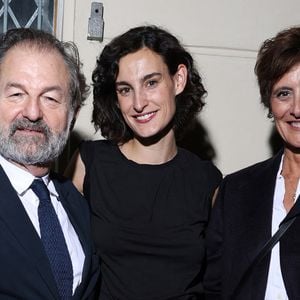 Exclusif - Inès de la Fressange avec sa fille Nine d'Urso et son compagnon Denis Olivennes au vernissage de l'exposition "Wonderland" de Nine d'Urso à la galerie Basia Embiricos à Paris, le 12 octobre 2023. 

Photo : Denis Guignebourg / Bestimage