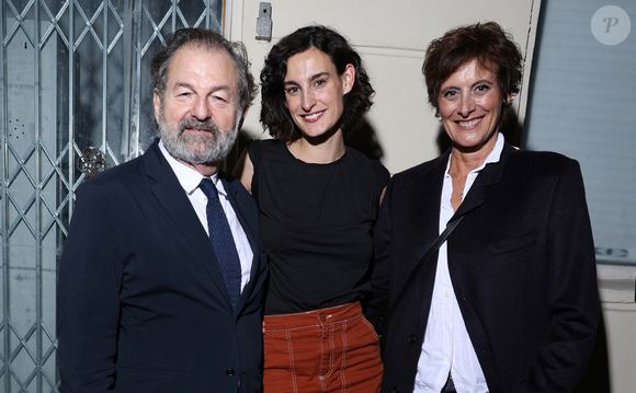 Exclusif - Inès de la Fressange avec sa fille Nine d'Urso et son compagnon Denis Olivennes au vernissage de l'exposition "Wonderland" de Nine d'Urso à la galerie Basia Embiricos à Paris, le 12 octobre 2023. 

Photo : Denis Guignebourg / Bestimage