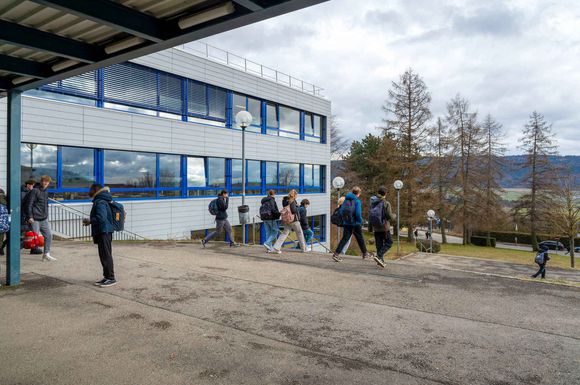 La décision fait suite à la plainte de cinq riverains excédés par le bruit des enfants.

Suisse, Cernier, collège La Fontenelle, Cercle scolaire Val de Ruz : eleves a la sortie du college. Photo by Varlet J/ANDBZ/ABACAPRESS.COM