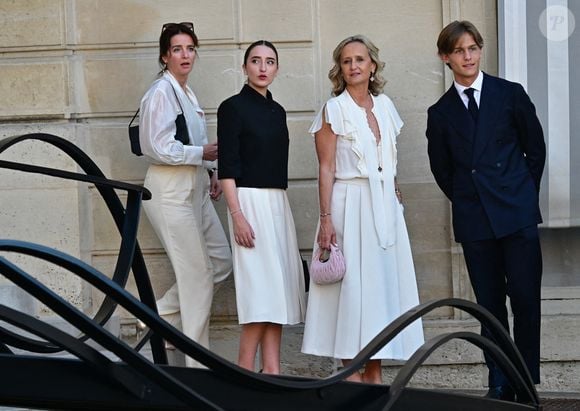 Venue assister à une remise de décoration, la journaliste star de France Télévisions a fait sensation au bras de ses deux enfants, Rosalie et Marceau.

Caroline Roux et ses enfants Rosalie et Marceau - Personnalités à la sortie de la cérémonie de remise de légion d'honneur de Jean-Paul Bigard, Pdg de l'entreprise éponyme, au palais de l'Elysée à Paris le 27 mai 2026.

© Christian Liewig / Bestimage